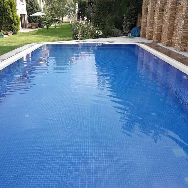 Temiz ve berrak suyuyla göz alıcı bir yüzme havuzu